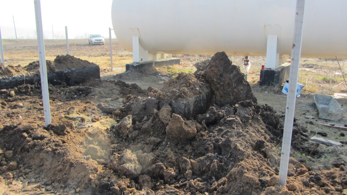 Обратная засыпка фундаментов - попробуй найди.