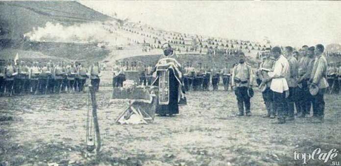 На фото: Панихида по погибшим во время осады, 1900 г.