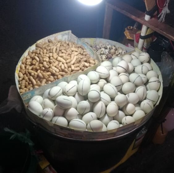 Уличный продавец балюта. Тележки торговцев одинаковые, всегда присутствуют балют, перепелиные яйца и орехи.