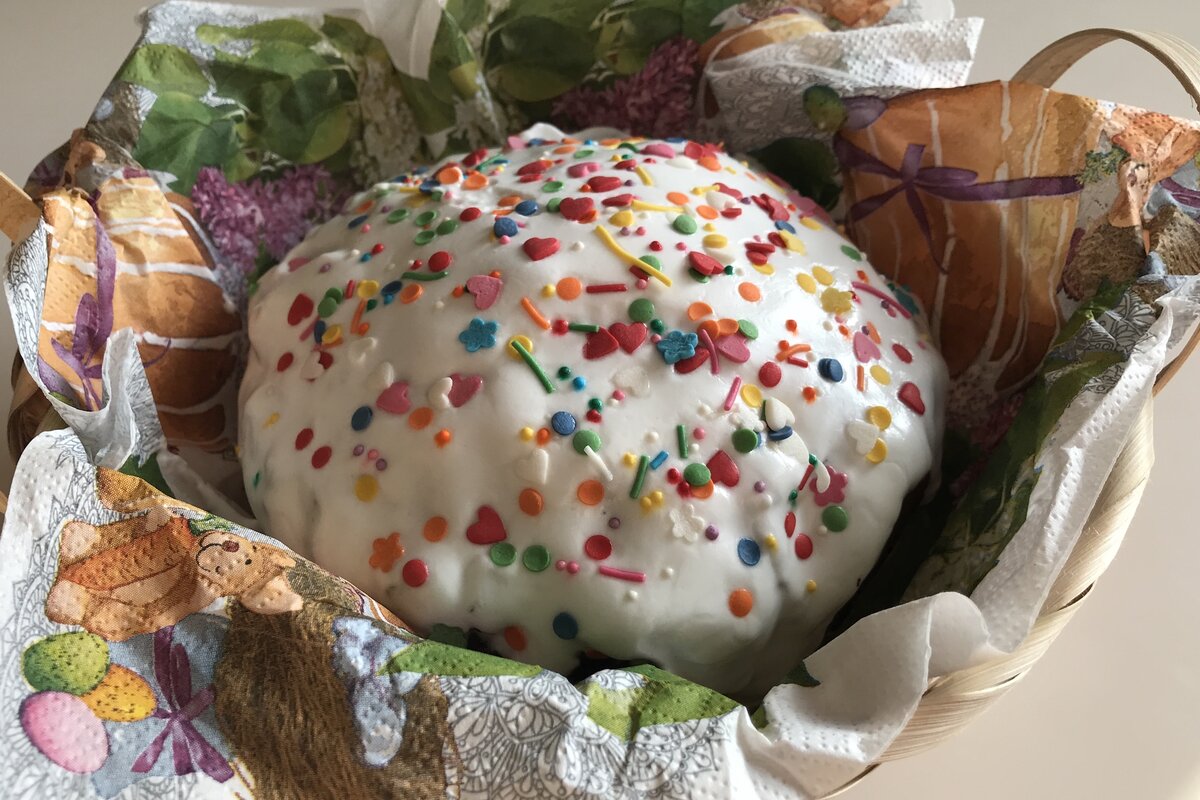 Готовый кулич украшаем.
