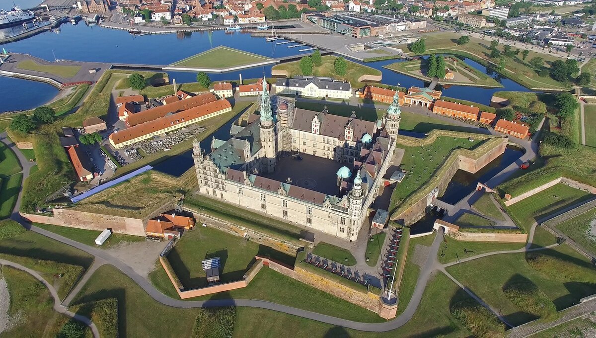 Недалеко от датского города Хельсингёр возвышается старинный замок Кронборг. История фортификационного сооружения похожа на истории многих старинных замков.