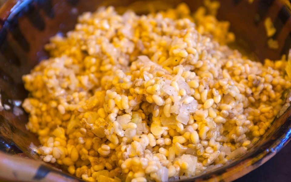 Эскамолес - это муравьиные яйца и, может быть, вы и не верите, но на вкус они как масло."