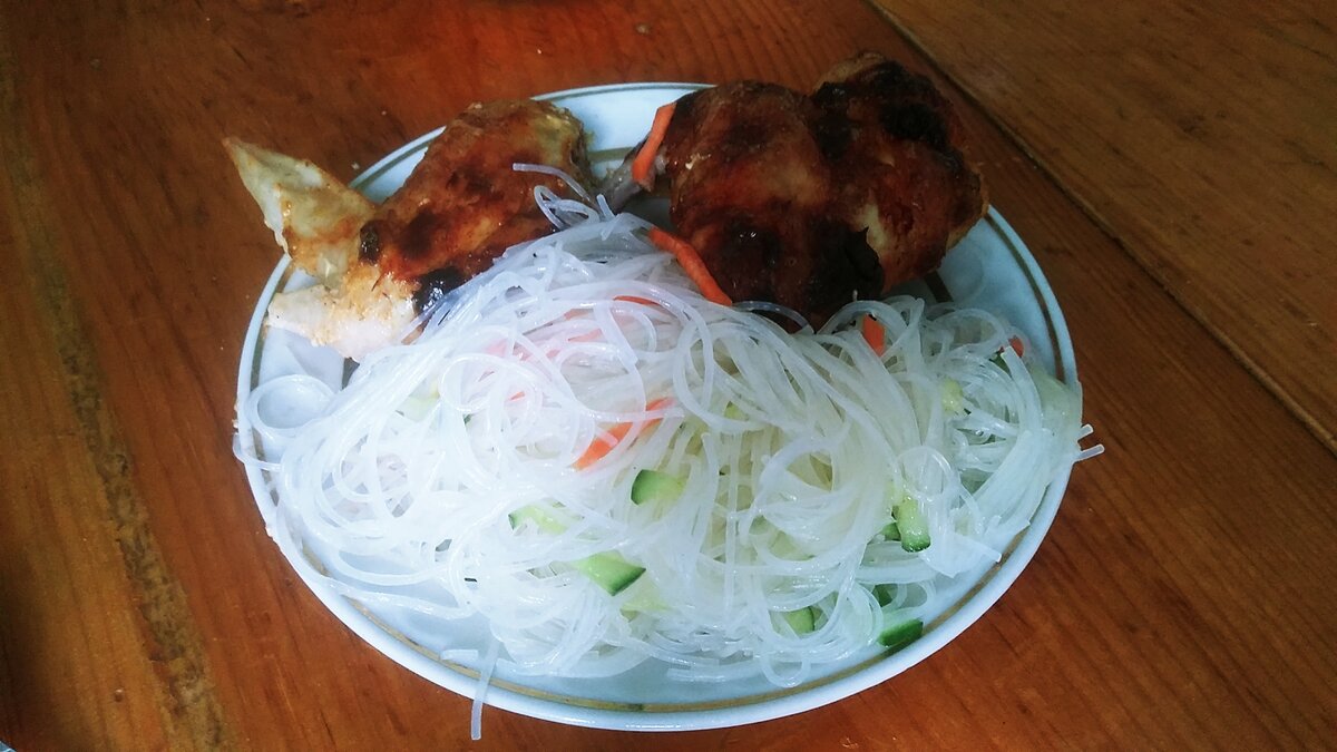 Запеченная курица с гарниром из фунчозы