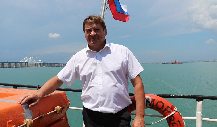 
Новый экскурсионный тур станет частью проекта «Золотое кольцо Боспорского царства». Организатором туристского сообщения стала судоходная компания "БОСПОР ШИППИНГ" в лице генерального директора Николая Чепеля. 

В первом однодневном рекламно-информационном туре приняли участие руководители профильных ведомств, представители турагенств и туроператоров. Маршрут проложен от станицы Тамань до Керчи и обратно, вдоль побережья Черного моря, с посещением объектов турпоказа, включенных в проект. 

- Мы шли к этому 5 лет. В 2013 году, когда еще не планировали строительство моста, хотели открыть морское сообщение между Крымом и Таманью. В поддержку собрали тысячи подписей жителей. С открытием Крымского моста решили вместо пассажирского маршрута открыть экскурсионный, - вспоминает Николай Чепель. - В проекте запланировано три морских маршрута: «Гермонасса - Пантикапей»; «Тамань-Керчь-Тамань» и экскурсионно-прогулочный сегмент «Тамань – Гаркуша», где туристы посетят археологические памятники в районе Патрейского городища и смогут попробовать античные вина, изготовленные по древнегреческим рецептам. 

Маршрут «Тамань-Керчь-Тамань» запланирован с экскурсией в Таманский музейный комплекс, который познакомит гостей с прошлым Таманского полуострова, начиная со второго тысячелетия до нашей эры и заканчивая восемнадцатым веком. Богатая коллекция артефактов, как живое свидетельство прошлого, никого из посетителей не оставит равнодушным. 

Затем группа отплывает из Тамани в сторону Керченского моста на двухпалубном корабле, рассчитанном на 100 человек. По пути следования с борта судна участники морской экскурсии осмотрят раскопки Гермонасса, познакомятся с Атаманью и проплывут рядом с Крымским мостом. 

Следы античной истории сохранились не только на Таманском полуострове, но и на территории Крыма. Поэтому вторая часть экскурсионного маршрута проходит на суше в Керчи. Ведь именно здесь, в границах юга России, в V веке до н. э. располагалось античное Боспорское царство. Туристы смогут подняться на гору Митридат, посетить исторический центр города и осмотреть Восточно-Крымский историко-культурный музей-заповедник. 

- Благодаря новому морскому туристическому сообщению, который свяжет Кубань и Крым, российские и зарубежные туристы смогут не только ознакомиться с богатым античным наследием Тамани, но и посмотреть со стороны моря на стройку века – Крымский мост, - делятся своими впечатлениями руководители центра туризма «Славянский» из Славянска-на-Кубани Надежда и Андрей Постовые. 

- Несомненно, морские прогулки понравятся нашим клиентам: свежий морской воздух, древнегреческая история Тамани, мост и исторические места Крыма никого из туристов не оставят без ярких впечатлений, - отметила менеджер Краснодарской турфирмы «Виза Сервис» Наталья Ефремова. – Конечно, есть недочеты, которые мы обязательно отработаем с организаторами. Затем согласуем стоимость маршрута, и, думаю, морское сообщение можно будет запускать. 

Посещение памятников античности сегодня занимает верхние строчки рейтингов предпочтений туристов. И благодаря проекту «Золотое кольцо Боспорского царства» каждый сможет прикоснуться к истории древней цивилизации. Ведь туристы едут в далекую Грецию, Италию и другие зарубежные города. И многие не догадываются, что на Таманском полуострове могут быть памятники античной эпохи. Да еще какие!