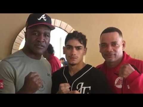 Джанельсон Фигероа (в центре), Эвандер Холифилд (слева) 