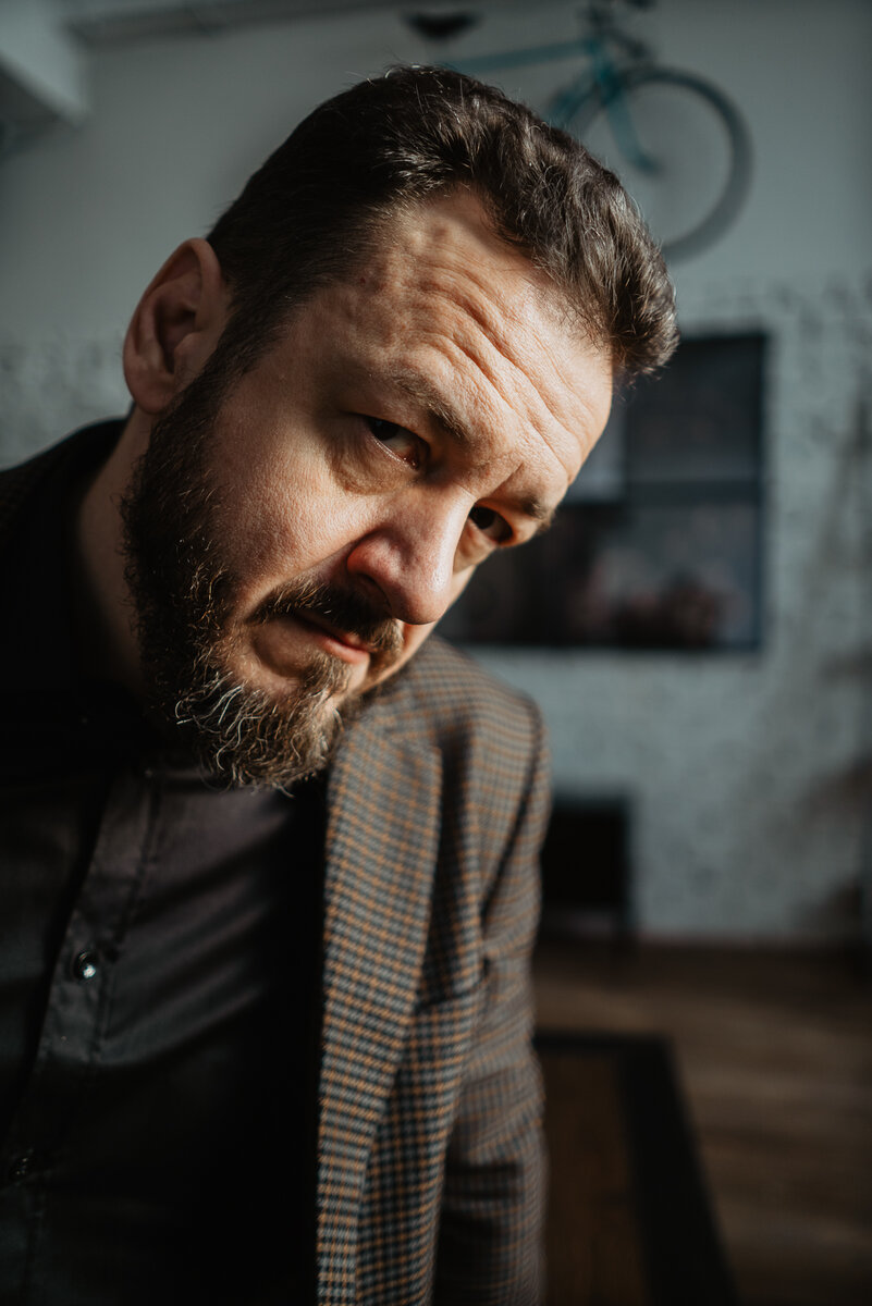 Четвертый инструмент, - "Пронзительный взгляд". 
Вот этот инструмент особо популярен в сфере построения бизнес-переговоров.

Но даю его не только для бизнеса. Данный инструмент позволяет хорошо восстанавливать зрение. Сам, в тридцать пять лет, с 2,25 диоптрия вернул себе зрение и больше никогда его уже не ронял.

Итак суть упражнения. Сядьте ровно перед стеной на расстоянии не менее двух метров.

Выберите пять точек, на стене. Желательно одна точка в центре и четыре по периметру. Установите таймер на пять минут, с интервалами в одну минуту.

И как только запустите таймер, зафиксируйте ваш взгляд на точке в центре на первый интервал времени. Как только прозвучал сигнал, переводите взгляд на другую точку и проделайте процедуру заново. И так все пять точек.

Пока вы смотрите на одну точку, постарайтесь не сводить с нее взгляд и держать фокус не только зрительно, но и всем своим вниманием.

Данное упражнение позволяет сконцентрировать внимание взглядом так, что у собеседника может сложиться впечатление, что вы вовлечены в беседу и вниманием только в ней.

Но вся фишка именно в том, что это упражнение позволяет отработать контроль именно вашего внимания на том, на чем именно вы хотите сохранять контроль.

Это начальное упражнение из ряда упражнений, которые позволяют держать фокус внимания на своих целях в переговорах, легко противостоять манипуляциям и лингвистическим уловкам. 