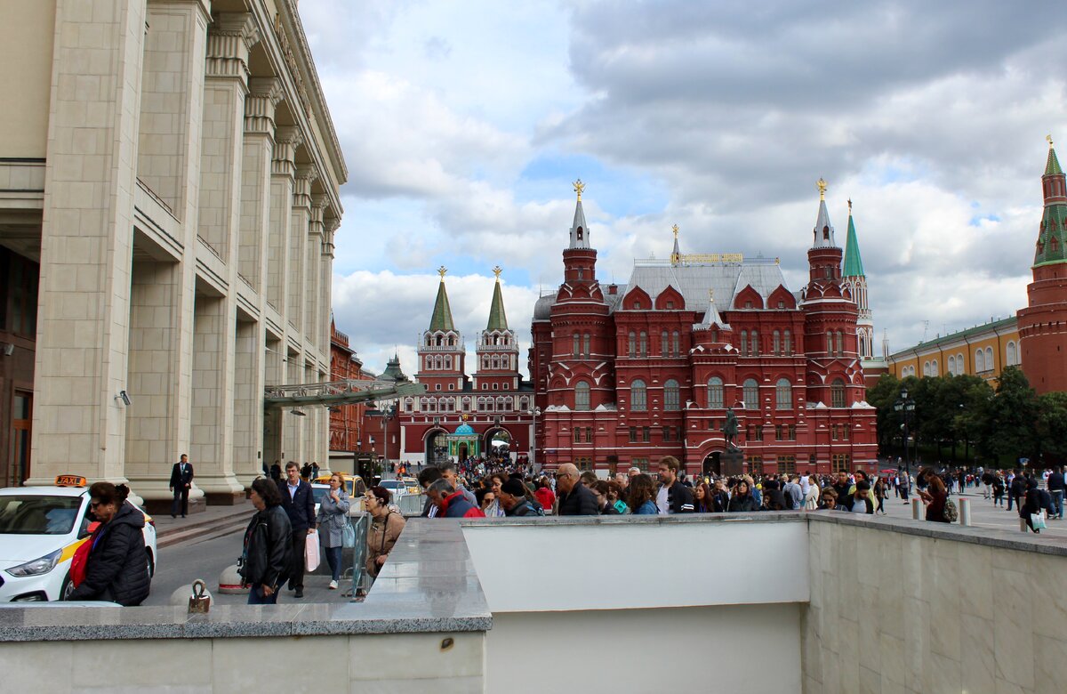 Москва 1990 год. Манежная площадь исторический музей. Манежная площадь 1990. Манежная площадь Москва 90е. 1990 Год Манежная площадь Манежная.