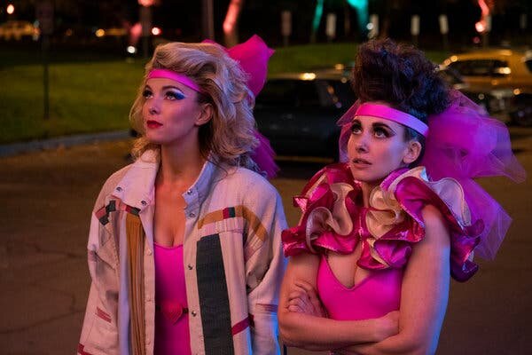 ОбразБетти Гилпин (слева) и Элисон Бри в фильме «GLOW». Netflix
