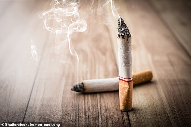 Исследователи обнаружили, что некоторые штаммы стафилококка стали сильнее после воздействия сигаретного дыма. Фото добавлено из открытых источников.