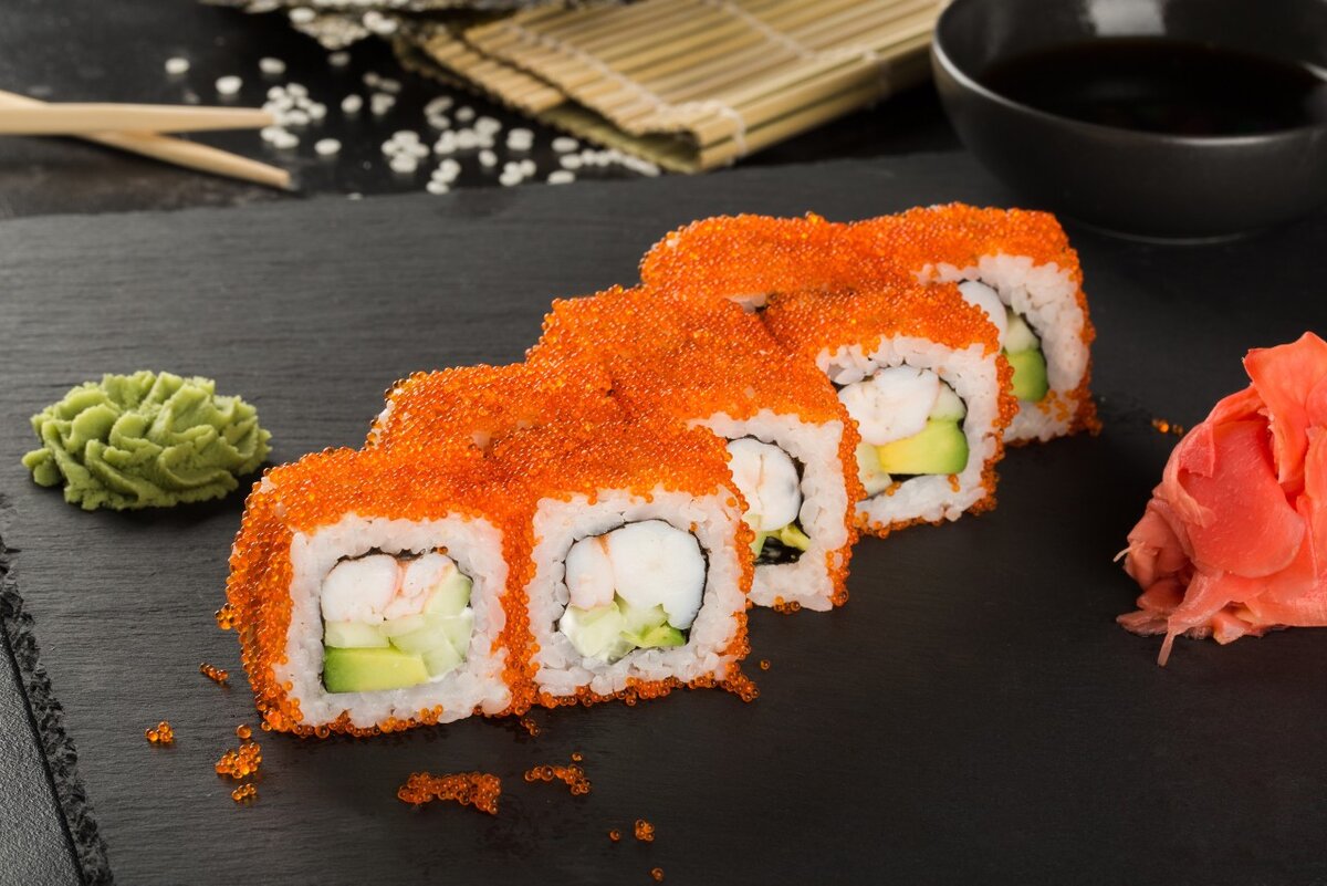 Роллы калифорния дома. Приготовление суши. Японский ролл калифорния. Урамаки калифорния с крабом. Калифорния краб ролл суши.