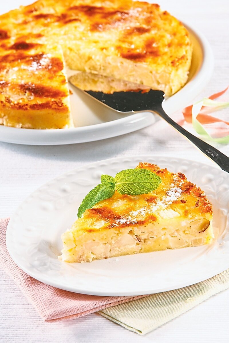 Творожная запеканка с яблоками и манкой - это всегда вкусно, просто и полезно! Получается такая запеканка нежной, лёгкой и удивительно вкусной. Кроме того, такая запеканка - ещё и кладезь полезных микроэлементов и витаминов, которые содержатся в твороге и яблоках.