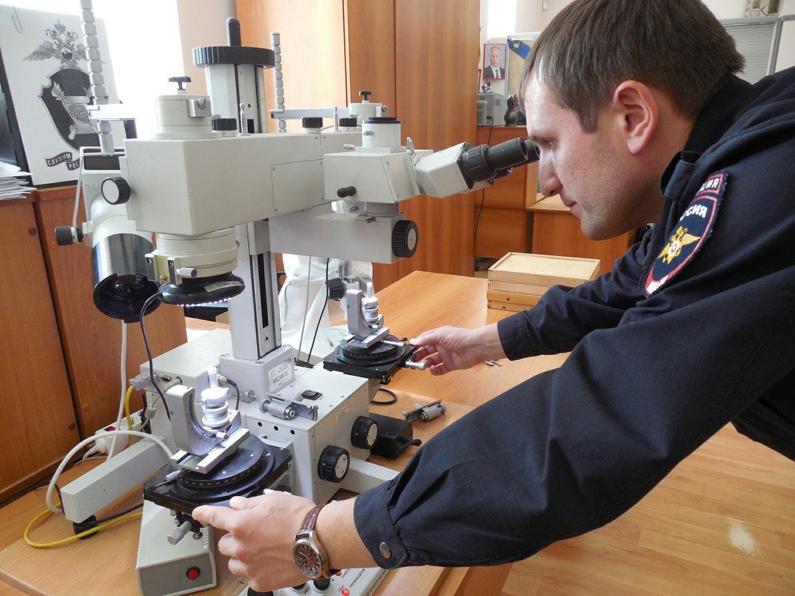 Полицейский криминалист. Тот же сотрудник, но с определенными знаниями.