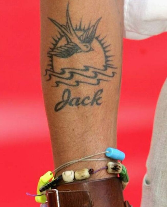 Ласточка на руке Джонни Деппа смотрит в другую сторону