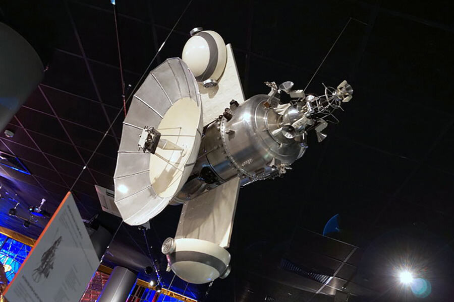 Запуск первой в мире автоматической межпланетной станции