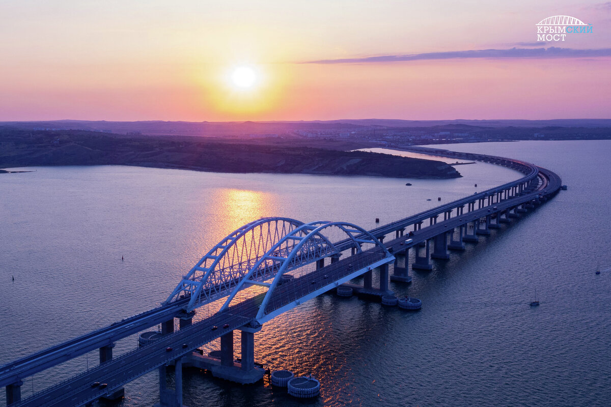 Вид на Крымский мост / Инфоцентр "Крымский мост" 