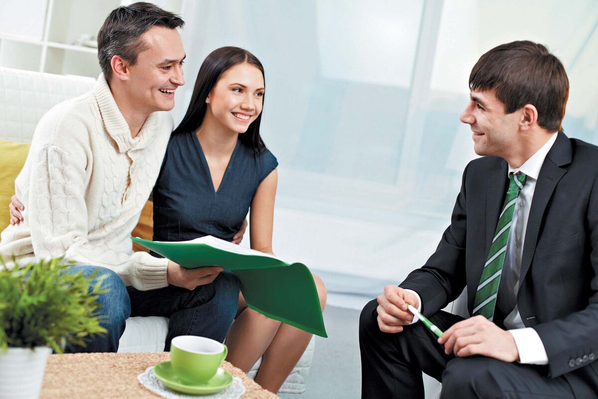  
Все большее количество людей пытается решить свой квартирный вопрос собственными силами. Продавцы самостоятельно рекламируют свои объекты — считается, что это способ выгодно и быстро продать квартиру в Москве: вторичное жилье пользуется огромным спросом, и предложения начинают поступать моментально. Покупатели также самостоятельно начинают обзванивать доски объявлений в поисках подходящего варианта напрямую, без посредников. Обращения в агентства недвижимости тех и других чаще всего сводятся к сбору данных, консультациям. Но действительность показывает, что, даже обладая нужной информацией, на определенном этапе необходимо участие профессионала. Немногие разбираются в различиях понятий «аванс» и «задаток», порядке расчетов, понимают реальные критерии оценки недвижимости, знают, какие документы будут необходимы, а какие необязательны, подчас переплачивая за ненужные справки, и т. п. Выходит, что «самолечение» все-таки опасно. Риск, конечно, дело благородное, но «лечиться» нужно у профессионалов.