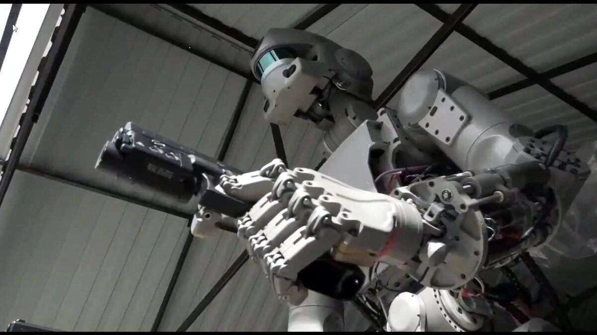 Робот еще без кнопки... Но стрелять уже умеет.