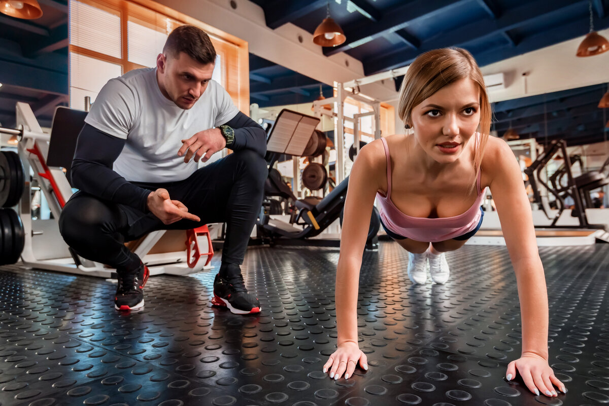 Снял девушку в спортзале. Фитнес тренер. Персональный тренер. Персональные тренировки фитнес. Онлайн тренер по фитнесу.