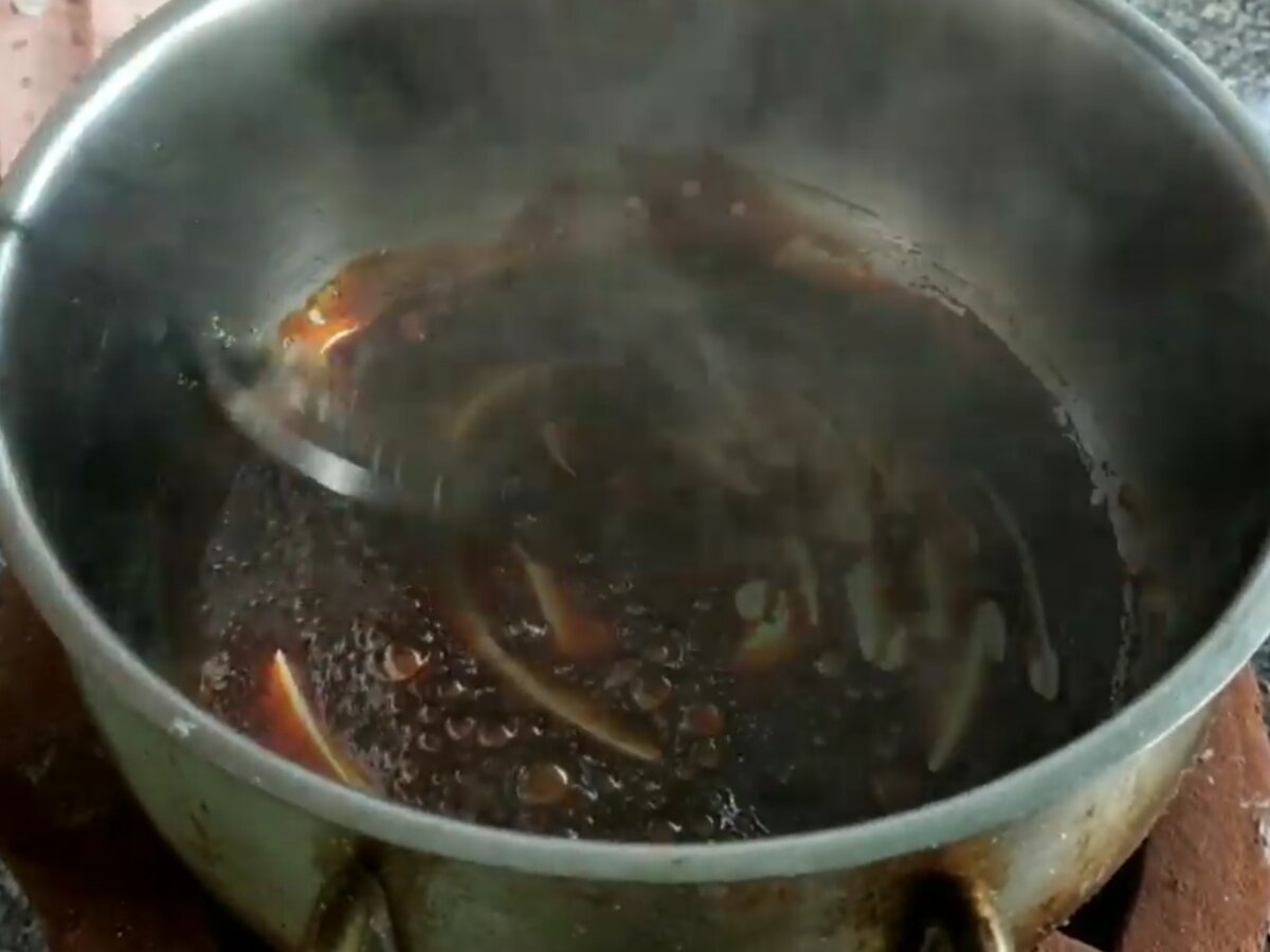 Одну ложку сахара высыпаем в раскаленный сотейник и сжигаем до появления чёрных пузырей и дыма. 