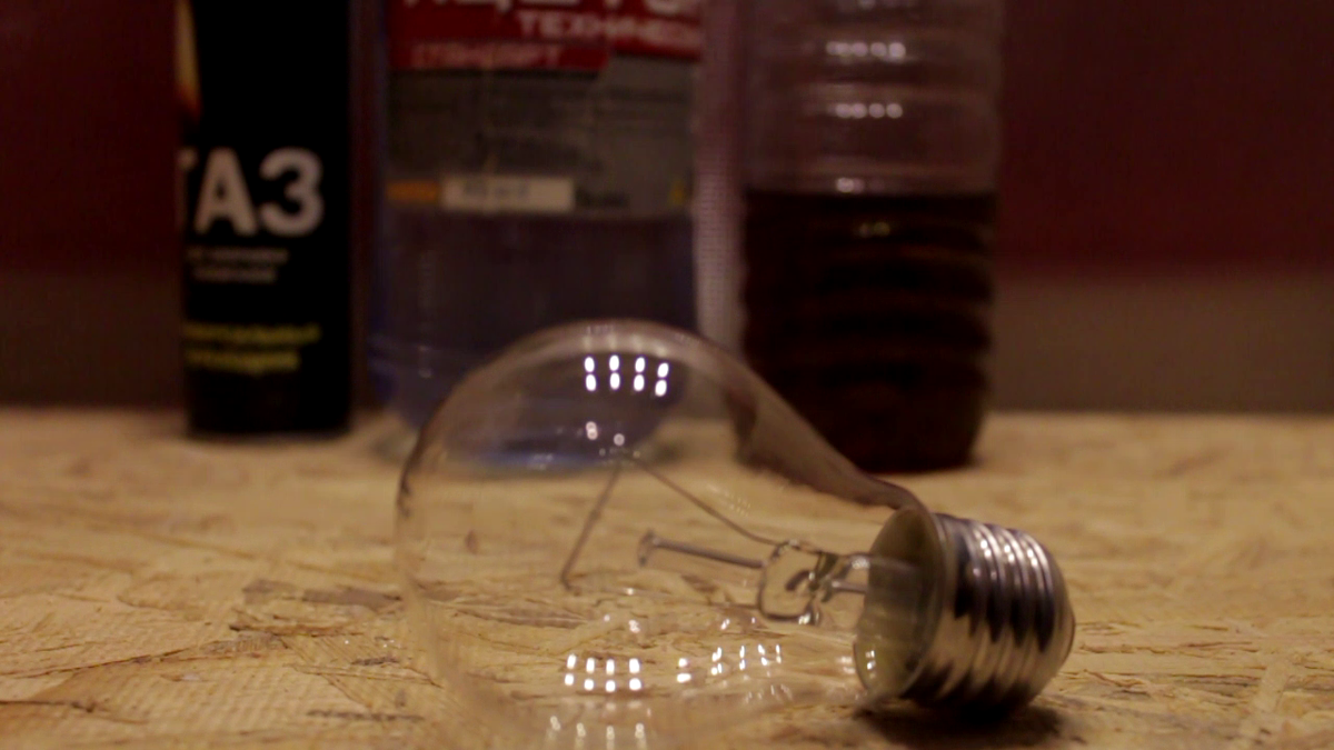 Лампа накаливания, газ для заправки зажигалок, ацетон, моторное масло.