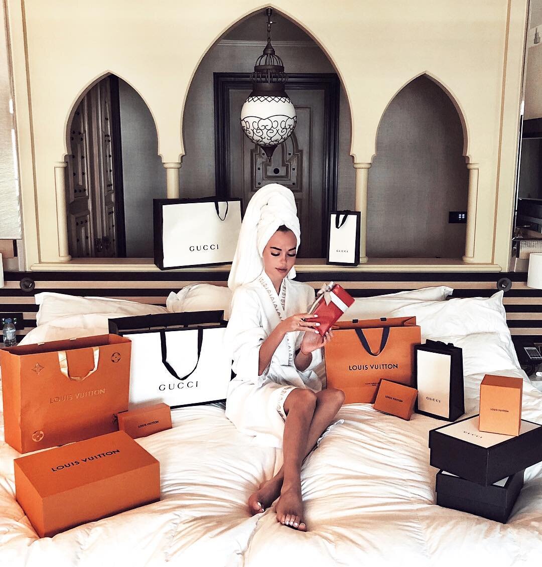 дубай девушки на пляже. девушки из дубая. миллиардер абу даби. роскошная жизнь девушки. фотосессия в дубае.