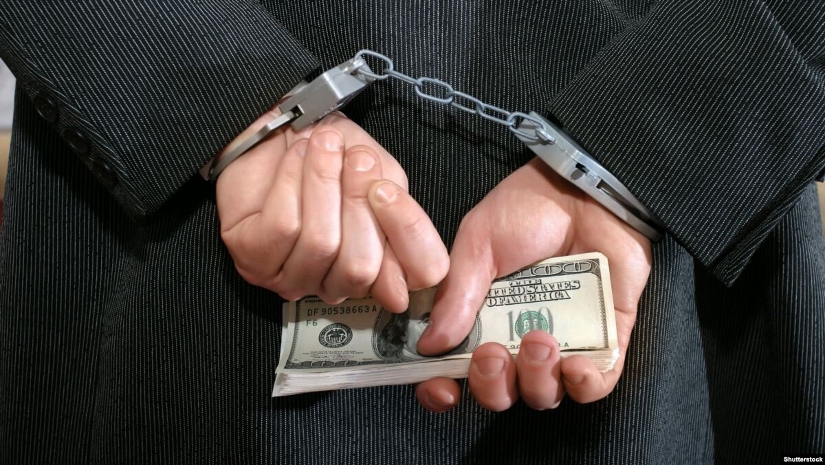 Как известно, борьба с данной проблемой одна из важнейших для успешного развития/роста экономики, однако в России с ней явно обстоят серьезные проблемы. Коррупцией пронизаны почти все сферы и уровни, начиная с больниц и детских садов, заканчиваю ведомствами и министерствами, поэтому нельзя все сваливать только на верховную власть.
Да, кто то может сказать, что масштабы коррупции в школе и министерстве несопоставимы, но я все же обращаю внимание не на обьем, а на само отношение к сему явлению, ведь люди могут сменяться, и они сменялись, но проблема остается.
Поэтому, хочу обратить внимание на основное.

1. Общественное мнение/давление.

Под этим я понимаю не банальное возмущение на кухне за чашечкой чая о том, что будь то господин Чемезов(Ростех) такой негодяй со своей квартирой за 5 млрд или же руководители (наемные) крупных государственных (или полугосударственных) компаний такие нехорошие.
Под этим я понимаю гораздо более активное вовлечение и общества, и прежде всего СМИ.
Знаете, я сразу вспомнил создателя крупнейшей пирамиды в США Берни Мейдоффа, которого в итоге посадили, но главное не это, главное то, под каким давлением оказалась его семья после скандала, один из его сыновей в итоге повесился от неспособности больше терпеть давление(под окнами квартир дежурили журналисты).
Конечно, кто-то скажет семья не должна страдать, особенно если она непричастна, я же другого мнения, это самый сильный способ воздействия на человека, его окружение.
Так вот, это я к тому, что все скандалы в России, беспардонно забываются уже через месяц, люди проглатывают это, а СМИ находят себе другие темы, так как основные каналы в принципе не заинтересованы в этом, т. к. они государственные.
2. Государственные СМИ
Знаете, тут я сразу вспоминаю Украину, понятно, что там много проблем, но в одном они явно ушли дальше Росиии, у них есть независимые СМИ.
Да, они принадлежат олигархам, но это не мешает им освещать события с разных сторон.
К чему я это, если основные СМИ принадлежат государству, то это влечет только к одному, к гос пропаганде и лоббировании интересов власть имущих, кто то скажет, что никто их уже не смотрит, на что я отвечу, что это неправда, огромная доля у них, особенно в регионах.

Ну и в итоге, есть люди которые акцентируют внимание на коррупции, Навальный например, он может не нравится, но в данном вопросе он преуспел гораздо больше, чем кто-либо, однако все это бесполезно, если людям все равно. 
Банальное возмущение в условиях современной действительности выливается в пустой звук.
