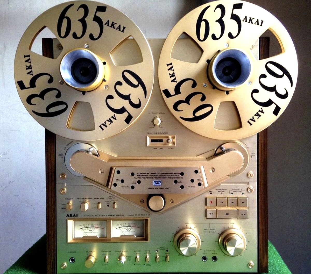 Внешний вид у «Akai GX-635» лучше, чем у «Teac X-1000R»