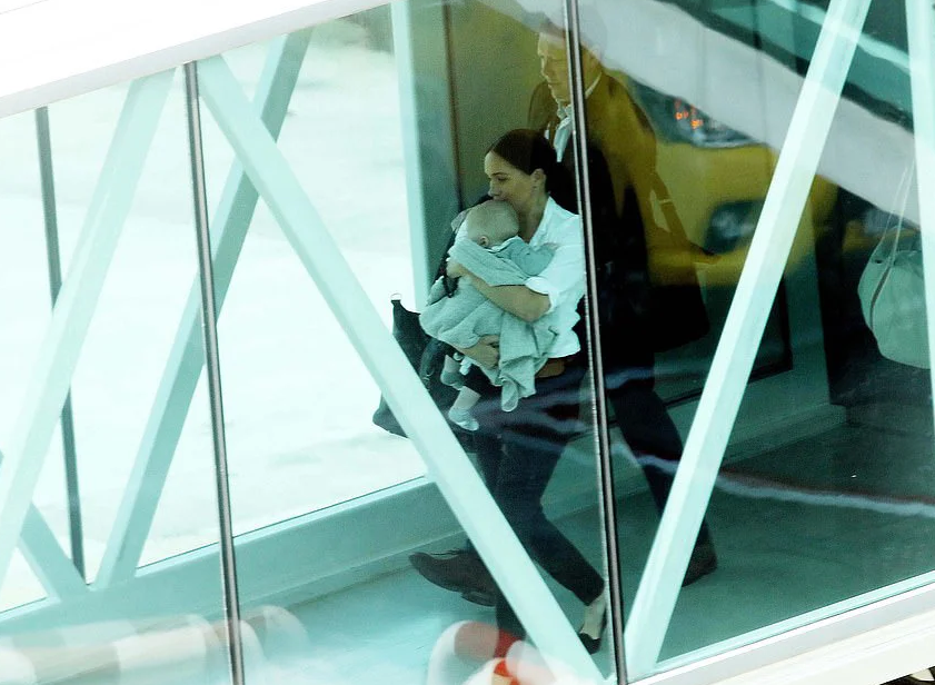 Меган Маркл и Арчи в аэропорту Кейптауна