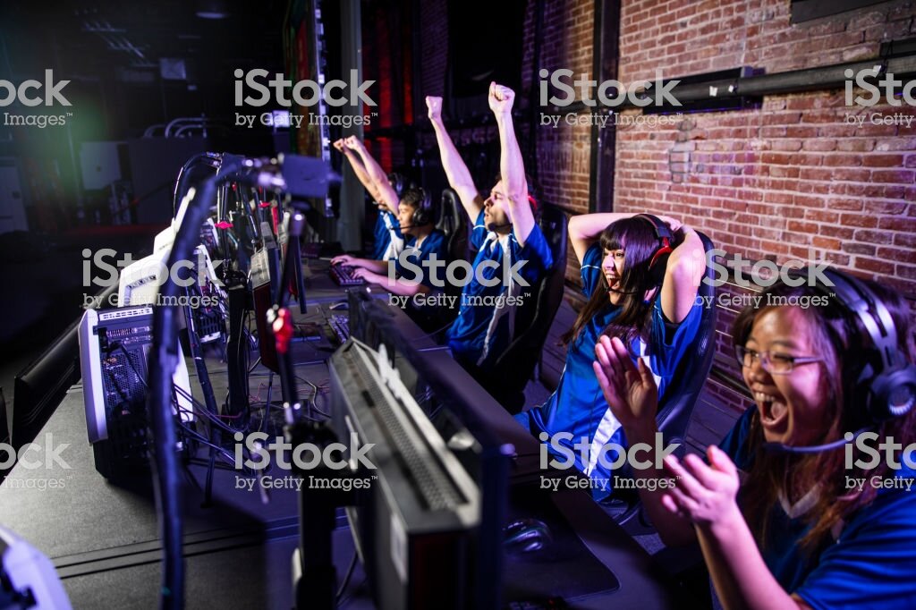 https://www.istockphoto.com/ru/%D1%84%D0%BE%D1%82%D0%BE/esports-team-winning-the-match-gm1129493258-298385568