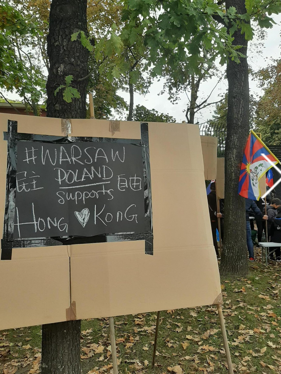 Лозунг на картонке