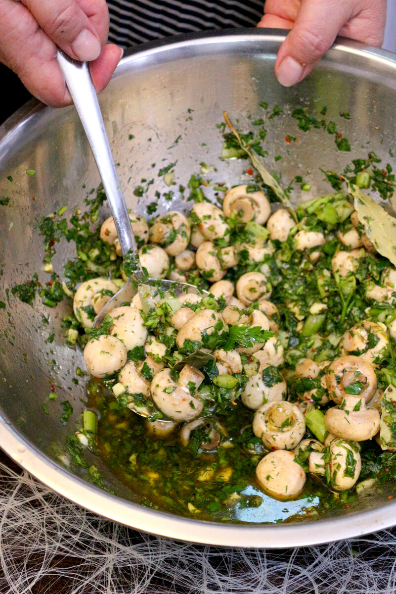 шампиньоны в соевом соусе. шампиньоны готовые. свежие шампиньоны что можно приготовить быстро. свежие шампиньоны что можно приготовить быстро. грибы шампиньоны жареные.