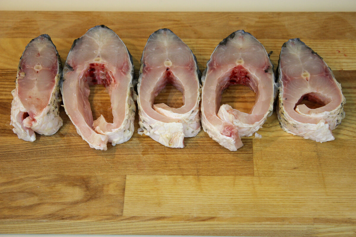 Карп нужно очистить от чешуи, убрать внутренности, удалить голову и плавники (если любите жарить с головой удалить жабры). Нарезать рыбу на стейки, примерно толщиной около 2 см, промокнуть бумажным полотенцем.