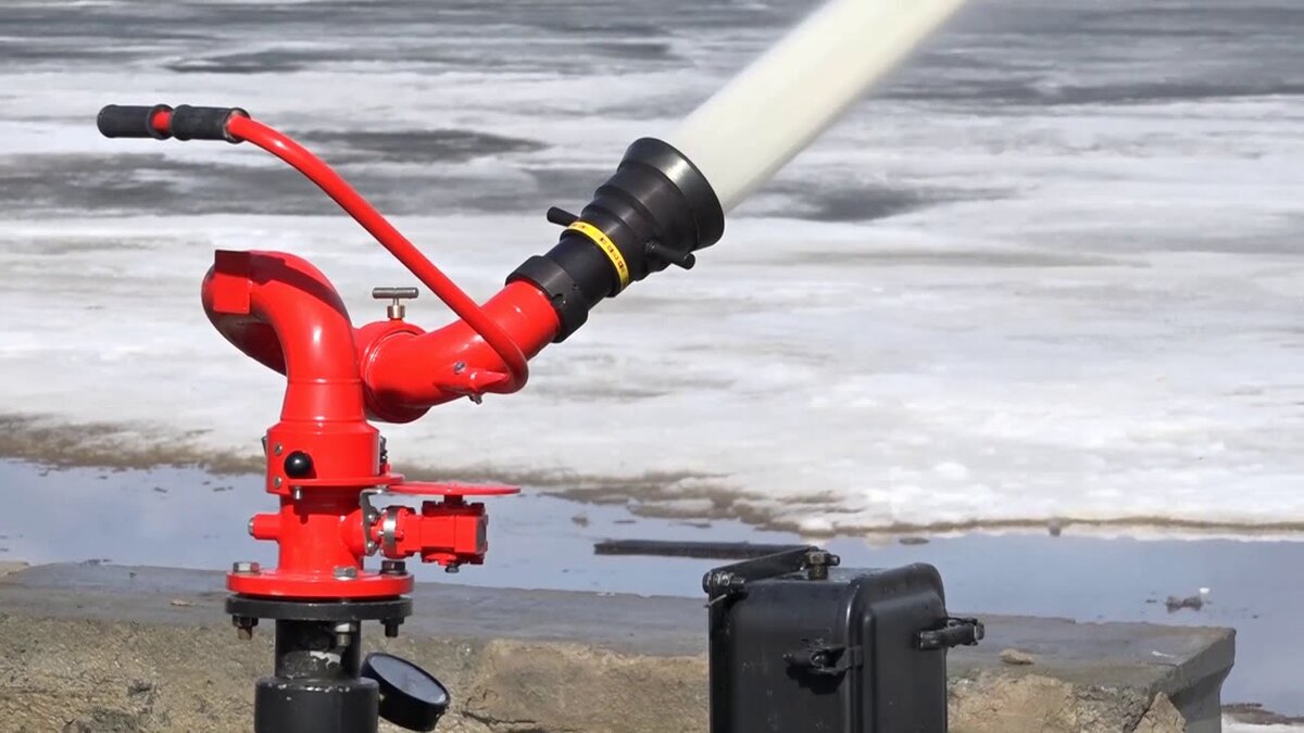 Лафетный ствол с осцилляторами