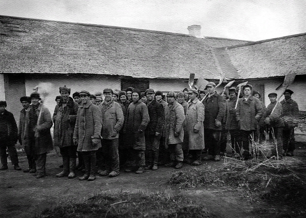 Спецпереселенцы на исправительных работах в Челябинской области. Источник изображения открытая база "Яндекс. Картинки". 