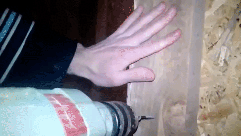 Никогда не ставьте руку при закручивании самореза.