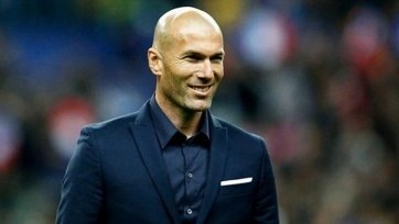 Фото: realmadrid.comПо информации Marca, главный тренер «Реал» Зинедин Зидан не собирается покидать клуб из-за плохих результатов. Французский специалист считает, что через некоторое время положение дел улучшиться, поэтому паниковать клубу и фанатам не стоит.
