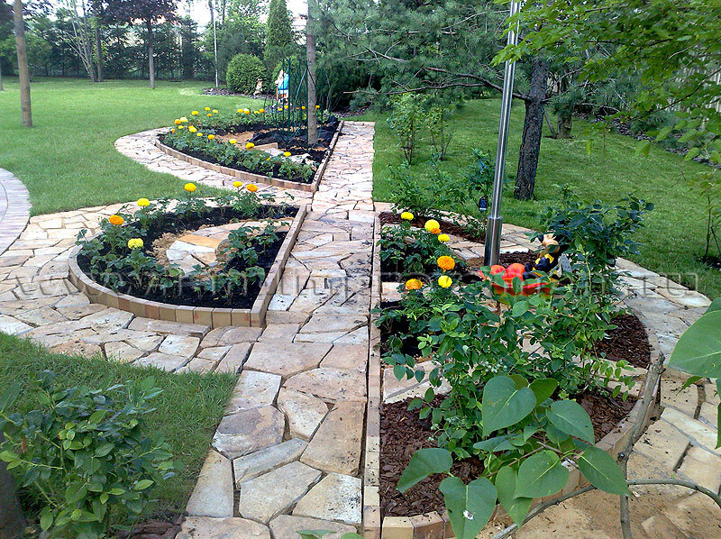 рабатка тунберга. бордюр мульча клумба. бордюр для сада. террасированная клумба. цветник вдоль забора.