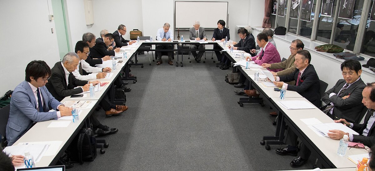 Каждый год собирается жюри, техники против маркетологов 