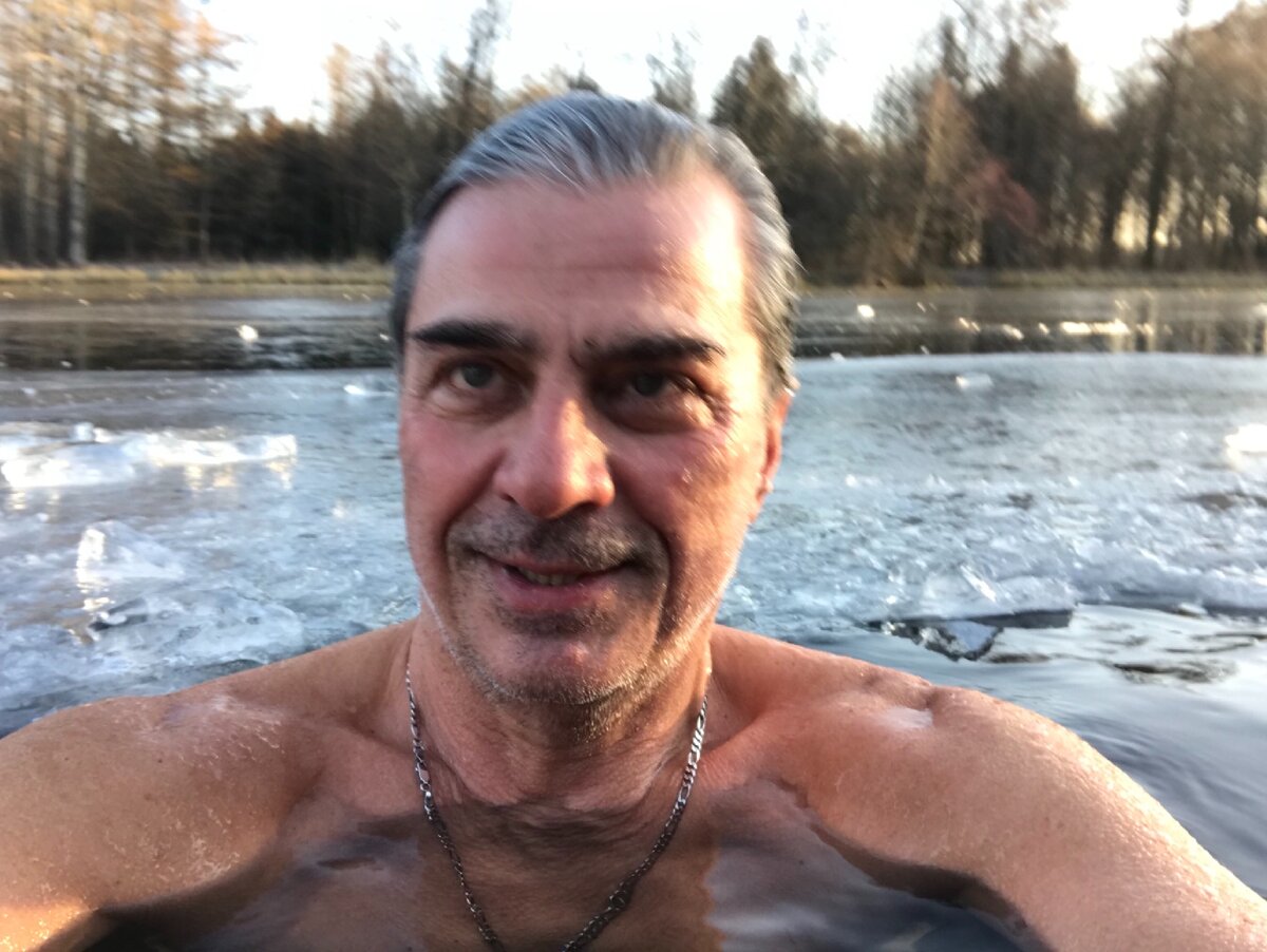 Лёд стал... морж лезет в  прорубь...