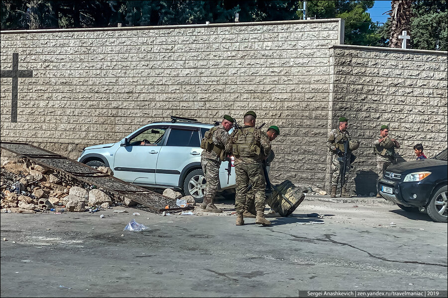 Тайно пофотографировал военную технику и вооруженных людей в Ливане и выяснил, опасно ли там сейчас передвигаться