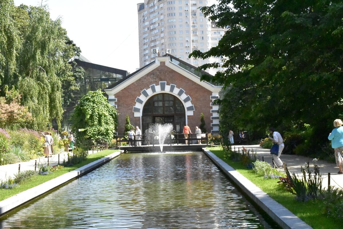 Классический вид на садовый пруд и оранжереи