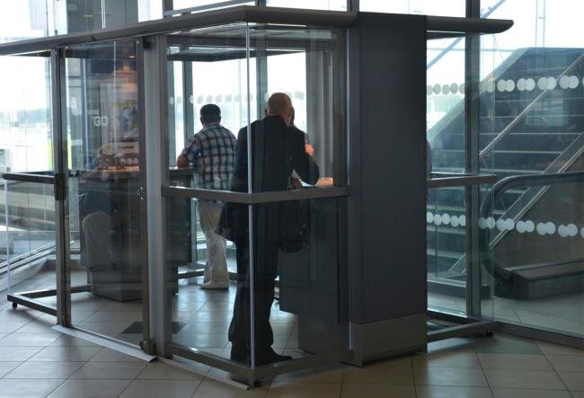 Если решение вернуть их поддержат, комнаты для курящих расположат в транзитных зонах аэропортов и в залах для пассажиров. Фото: tvk6.ru.