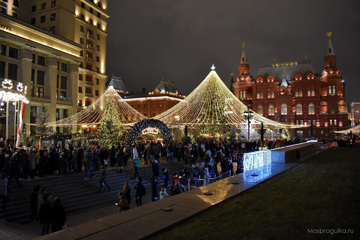 Елки в москве. Манежная площадь Москва 2020. Новогодняя Манежная площадь 2020. Елка на Манежной площади 2020 Москва. Новогодняя Москва Манежная площадь.