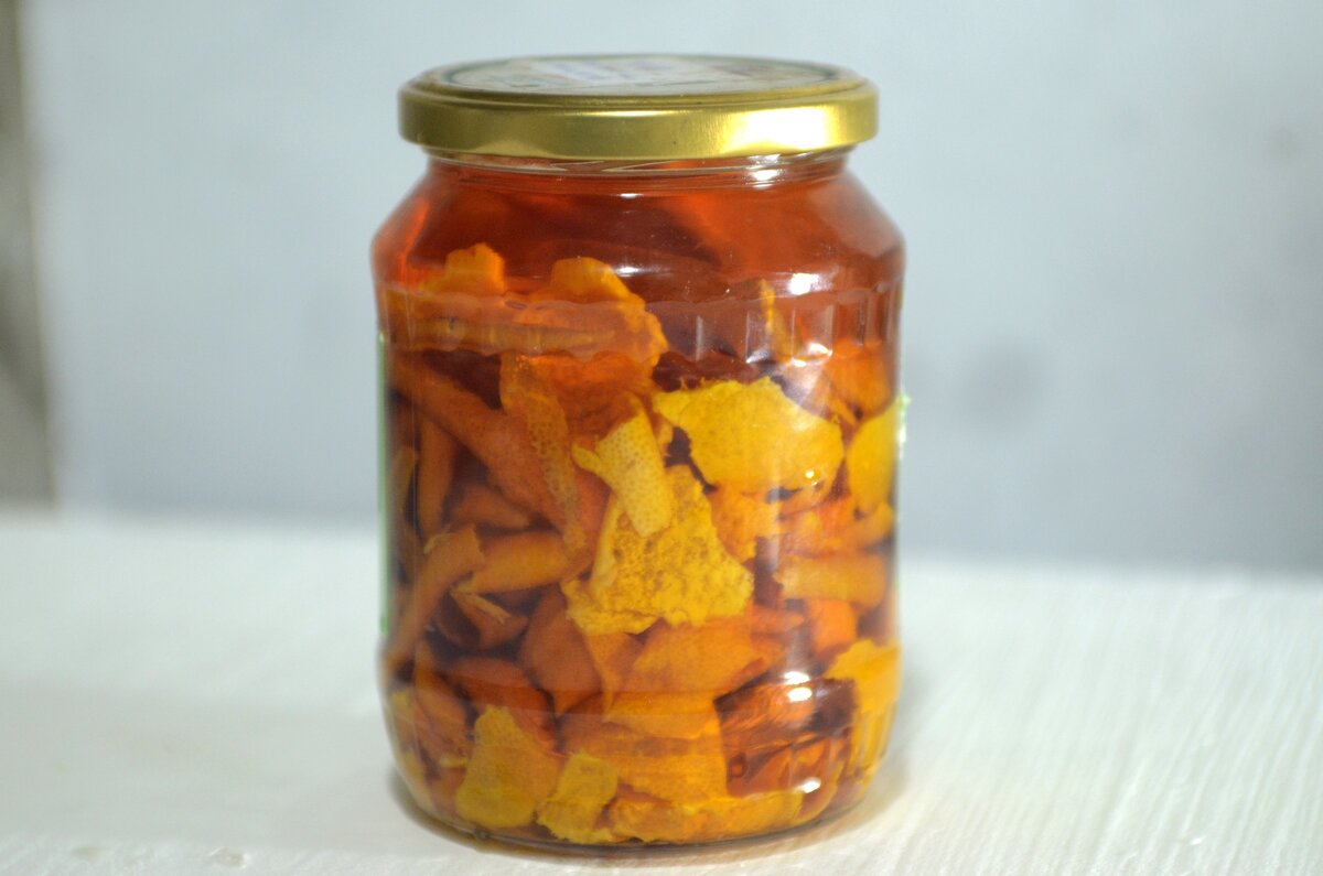 Не выкидывайте корки от мандаринов! Сделайте мандариновый ликёр к празднику. Вы ещё успеете