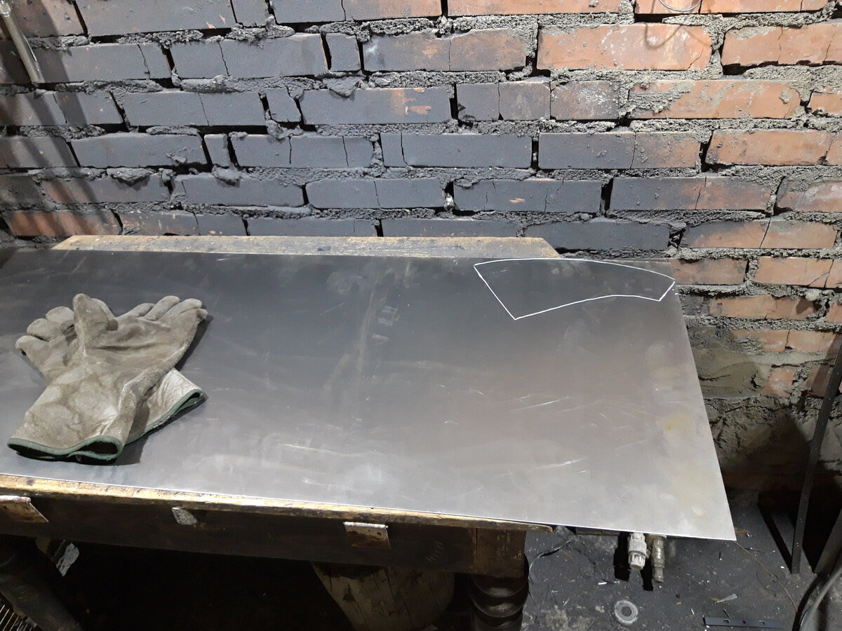 из листа 2 мм. вырезал обшивку рыбы