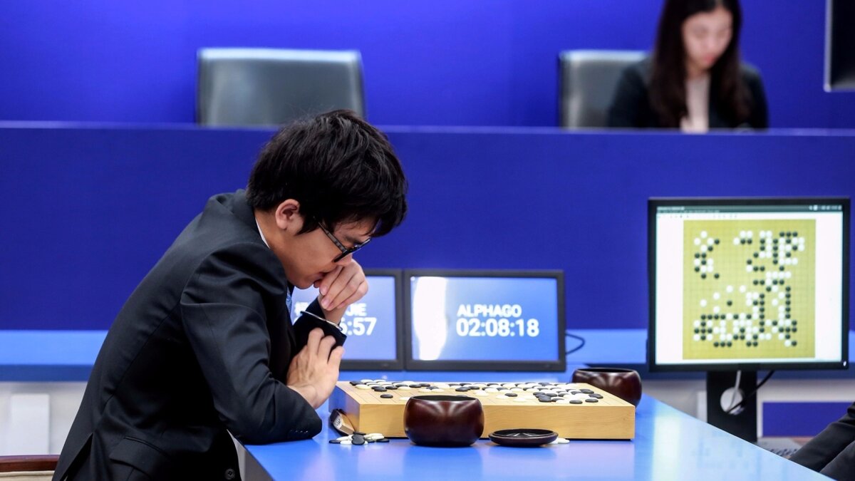 Турнир - мастер игры в Go играет и ИИ AlphaGo.