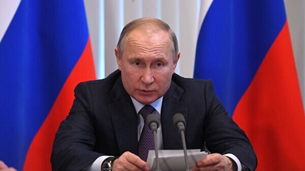 При этом труженики тыла единовременно получат по 50 тысяч рублей. Путин напомнил, что обычно в честь праздника ветеранам выплачивается от 5 до 10 тысяч рублей. 
К ветеранам ВОВ относят участников, воевавших на фронте и служивших в тыловых частях, тружеников тыла, жителей блокадного Ленинграда и инвалидов войны. Также к этой категории могут быть приравнены члены семей погибших на фронте и узники концлагерей.

По данным Пенсионного фонда России, на 1 апреля 2019 года в России проживало 1,28 млн ветеранов и инвалидов ВОВ. Участники войны также получают повышенные пенсии. На ту же дату ежемесячное пособие ветерана составляло 43,5 тысячи рублей.

Тему празднования 75-летия Победы в ВОВ Путин затронул во время ежегодного Послания Федеральному собранию 15 января. Он заявил, что в России будет создан архив, в который войдут документы и другие материалы о Второй мировой войне. «Мы обязаны защитить правду о Победе, иначе что мы скажем нашим детям, если ложь, как зараза, будет расползаться по всему миру?» — отметил он.

Центральной темой выступления президента также стали предложения по поправкам в Конституцию страны. Так, Путин согласился, что человек не может занимать пост главы государства больше двух сроков и надо убрать из закона слово «подряд». Еще он предложил Госдуме выдвигать и утверждать премьер-министра и закрепить в Конституции роль Госсовета — совещательного органа при президенте.

