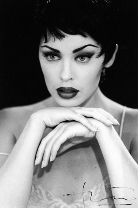 © Vogue. Знаменитое фото Берна [Бертрама] Стерна  с Кайли Миноуг, сделанное в 1994 году для журнала «Вог».