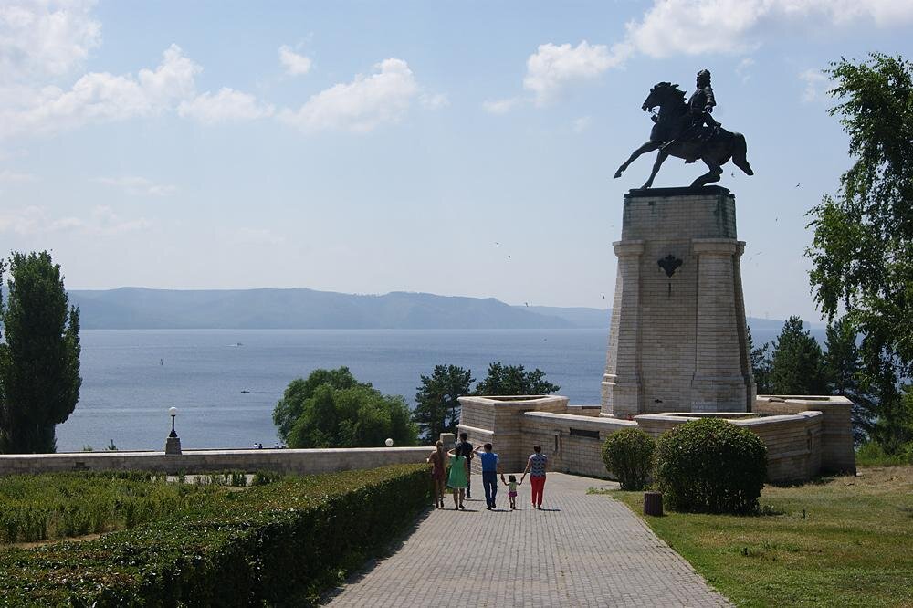 Памятник В. И. Татищеву на берегу Волги