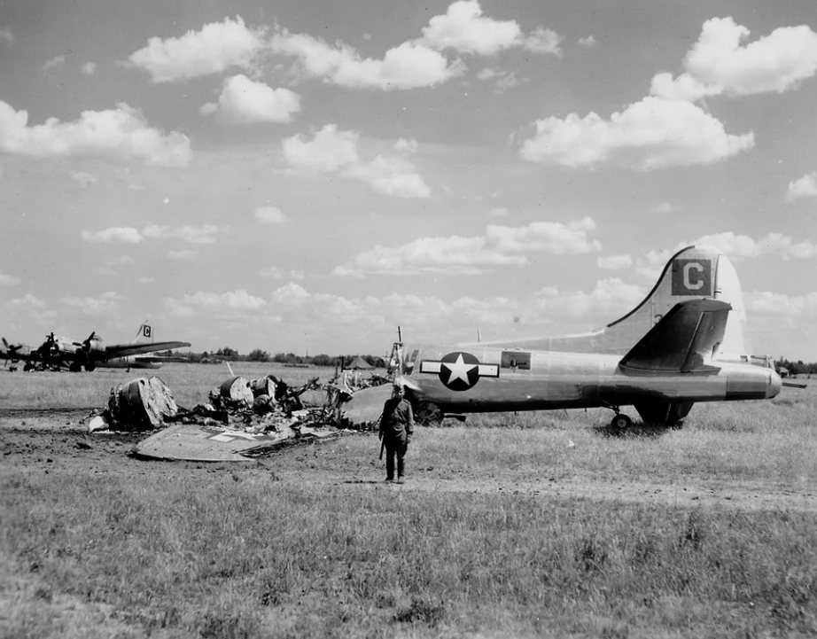 Американские самолеты на секретной военной базе в СССР
